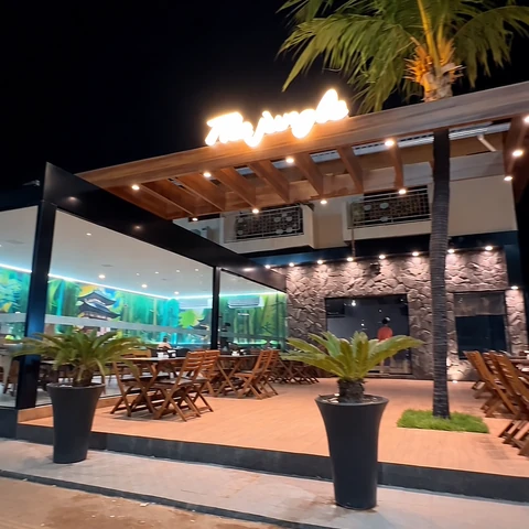 Fachada externa do The Jungle Sushi à noite.
