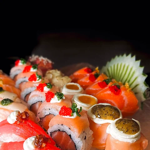 Combo Experiência de sushi organizado em tabuleiro.