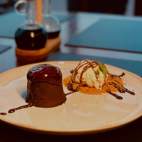 Sobremesa de chocolate servida em prato.
