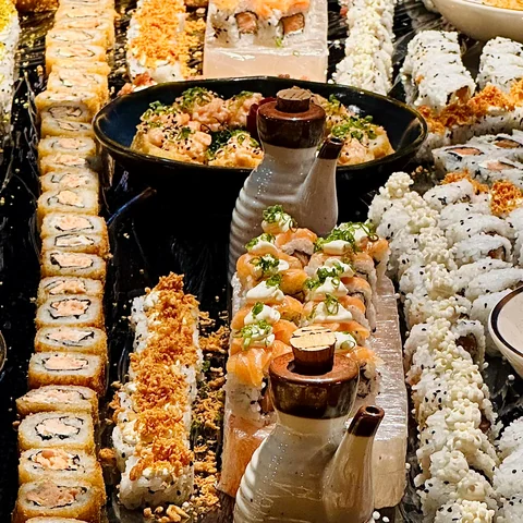 Montagem de sushis para evento, sem pessoas visíveis.