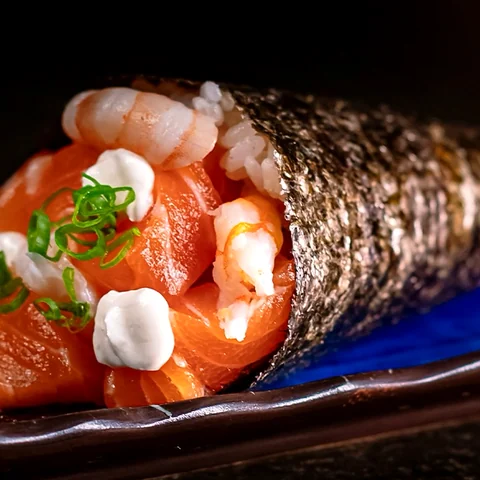 Temaki Duo com salmão e camarão.