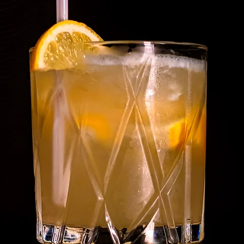 Drink cítrico em copo alto.