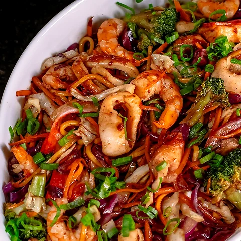 Yakisoba de frutos do mar com camarão, lula, polvo e kani.